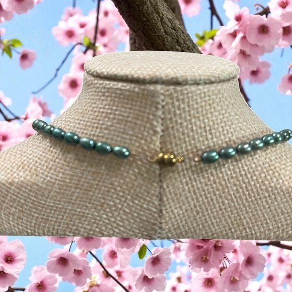 Elegant Green Pearl Necklace - Picture 2 of 2